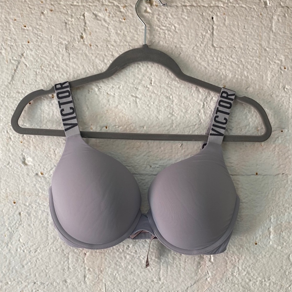 Victoria Secret Bra - 34DD / E75